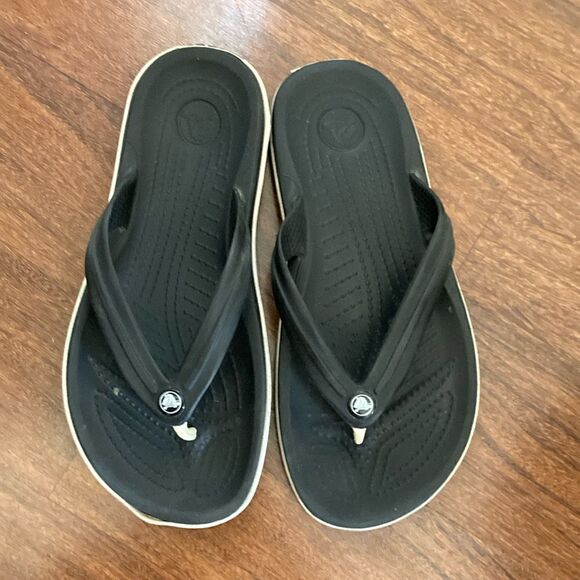 2/25$ Crocs Black Flip Flops Sz6 - Picture 1 of 5